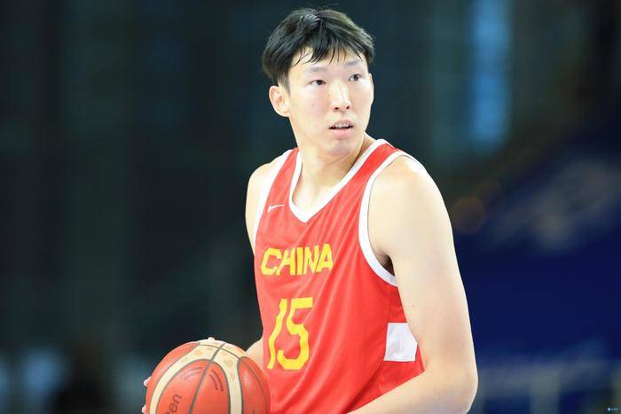 从巴黎时装周回国的范冰冰，一身潮装走出机场，此身装扮不亚于时装周上的风范。
