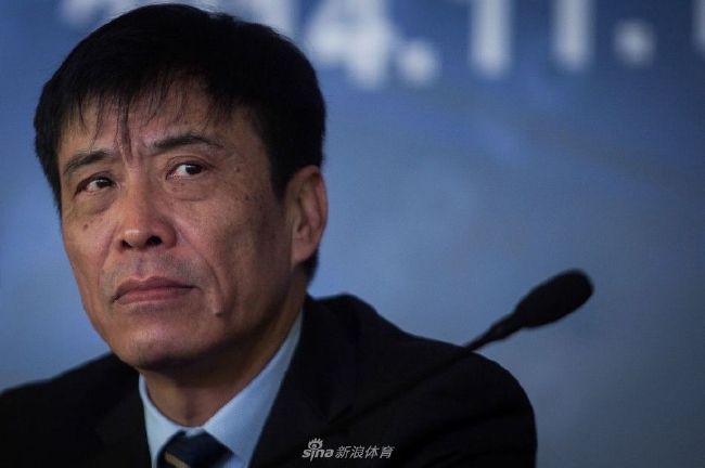 此前，休·格兰特也被拍到现身片场拍戏，该片的三大主演悉数回归。