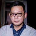 格伦·克洛斯、莎拉·保罗森、泰亚娜·泰勒、金·卡戴珊、妮.尼子谈拍摄《诺斯费拉图》：合作5000只失禁老鼠_海外_ 消息 首页 新闻 视频 大片 影库 CCTV6 VIP影院 搜索 电影 星闻 独家 更多 专题 图片 视频 滚动 首页 新闻 大片 影库 CCTV6 VIP影院 客户端 电影网>新闻>明星资讯 尼子谈拍摄《诺斯费拉图》：合作5000只失禁老鼠 时间：2024.12.13 ： 作者：迪莫 ： 日前，由罗伯特·艾格斯执导，全明星阵容出演的新版《诺斯费拉图》展开全球宣传活动。